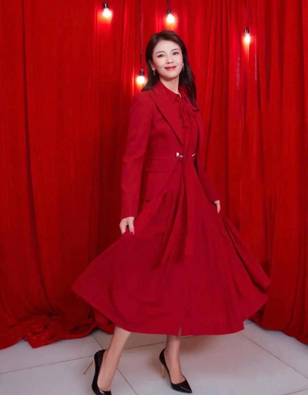 今年火了一种颜色叫"孟晚舟式中国红"大女主穿贵气又时髦_红色_大衣