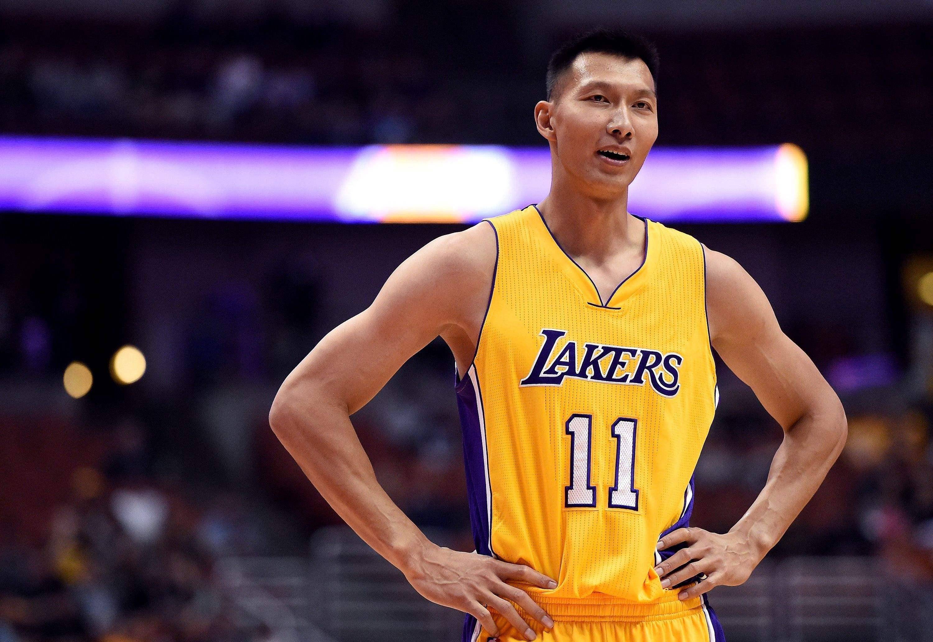 易建联的低调出了名,17岁选入国家队,开普通人能买得起的车_篮球_国足