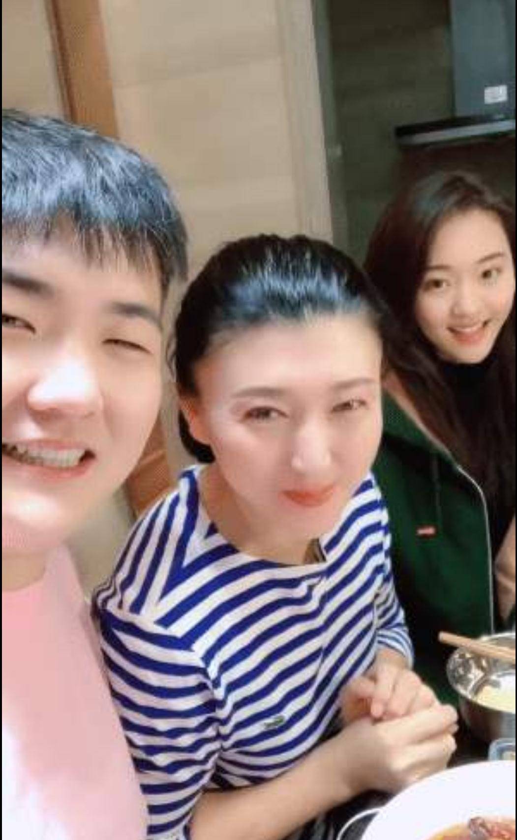 如今,林傲霏已经结婚,在娱乐圈成了早婚族,事业与爱情稳定,和母亲的