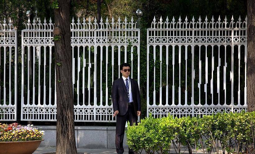 西装革履的人用警惕的眼睛在四处查看,这些人都是警卫青瓦台的便衣