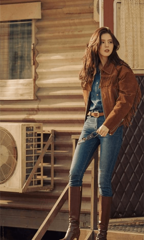 看韩素希的街拍,活动照,她的配饰其实不多,很多时候只有一对银色耳钉.