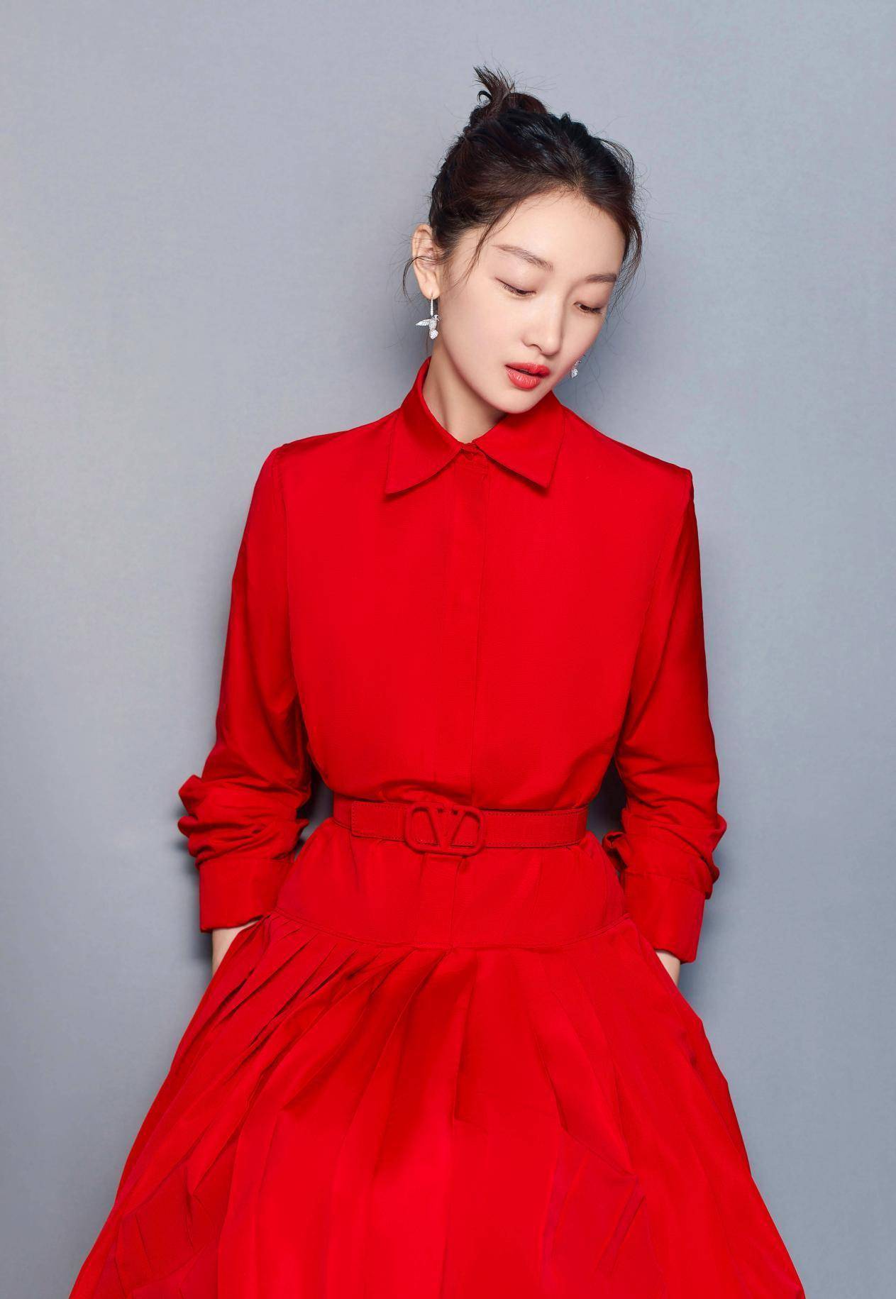 周冬雨纸片身材让人心疼,最小码衬衫裙穿身上都宽松,好在气质绝_款式