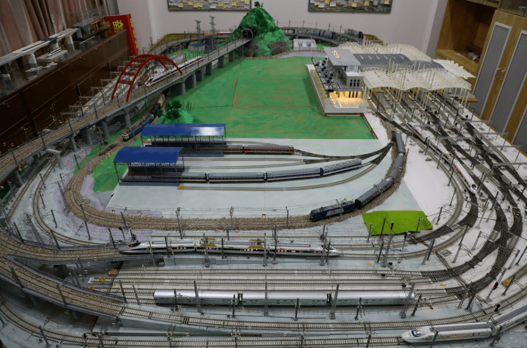 他们用6年时间在这儿建了一个"铁路枢纽"_沙盘_孟荣_设备