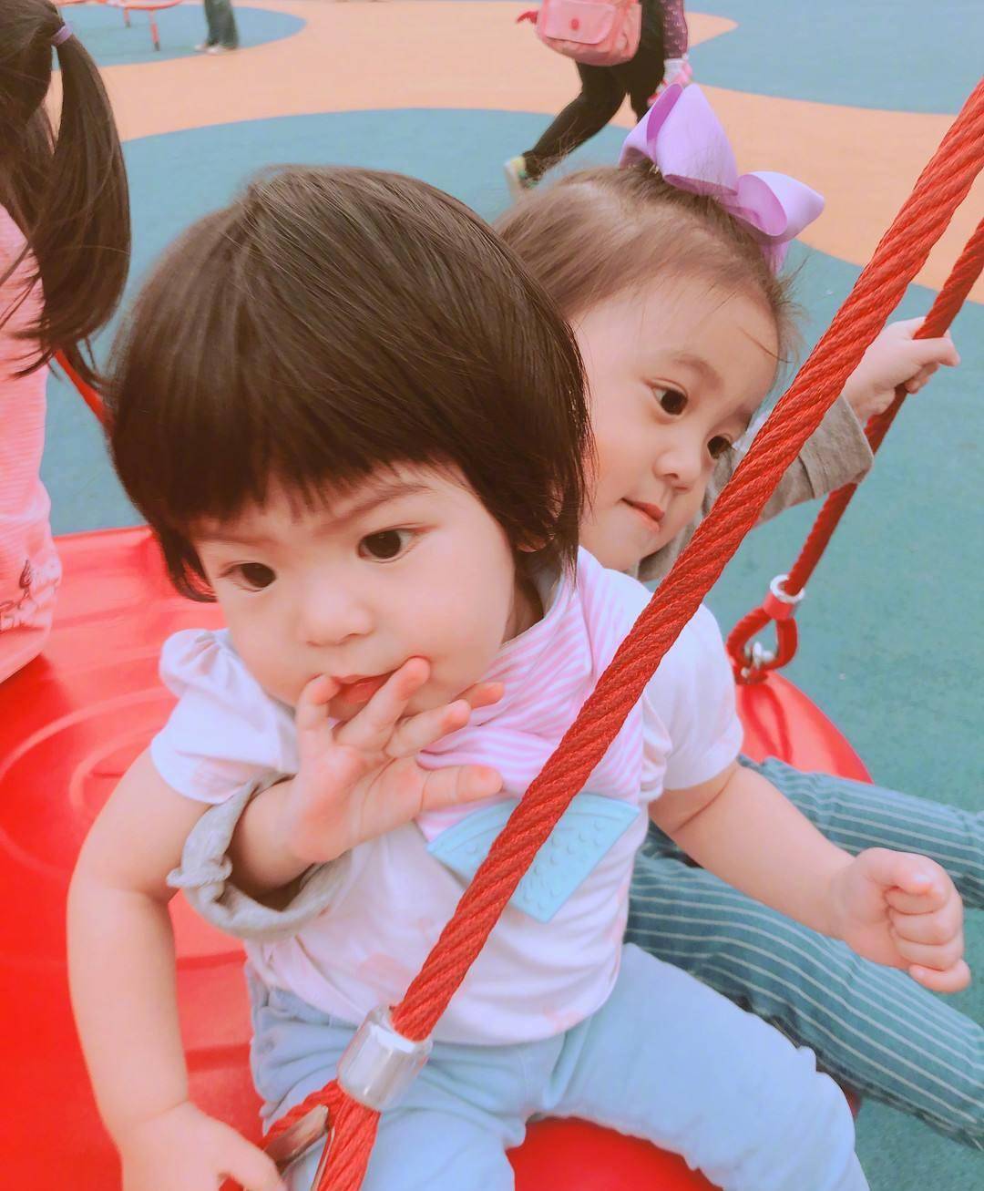 贾静雯小女儿波妞"换脸"式长大,五官长开太惊艳,全家都是美人_母亲