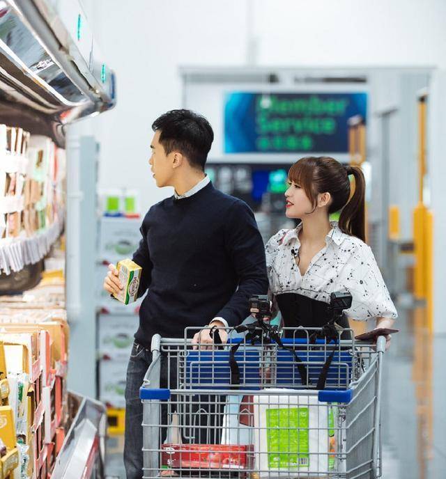 金莎与盛况对视比输赢,看两人的坐姿,谁更主动已经一目了然_节目_时候