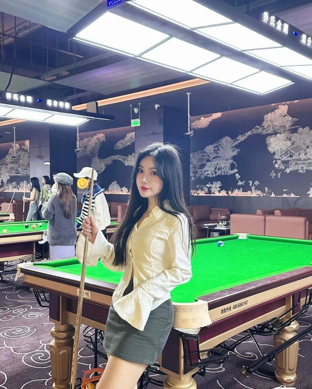 美女助教(十三)谨愚台球特别邀请了"最美裁判"王钟瑶出任形象代言人