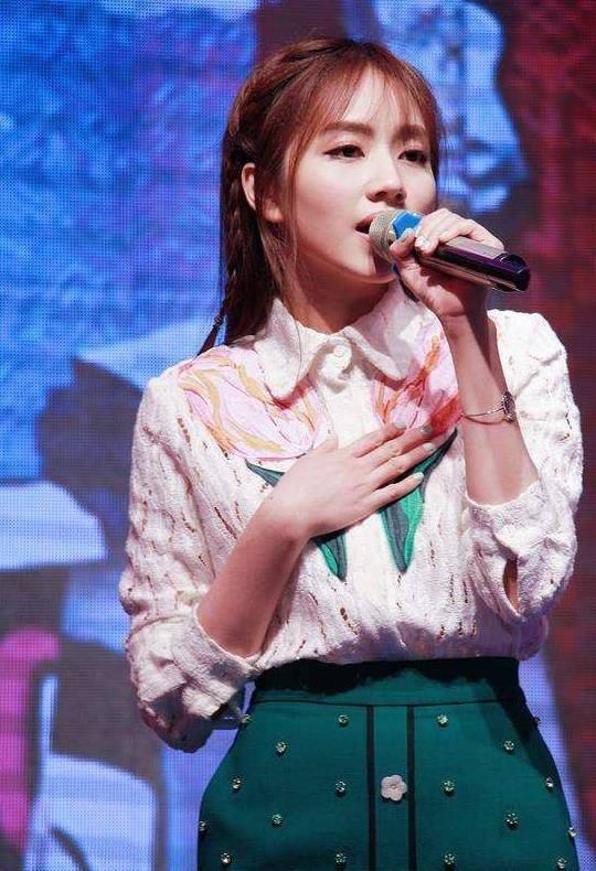 芒果台亲儿子都捧不红的小公主,历经雪藏假唱竟还能翻红挤入顶流_观众