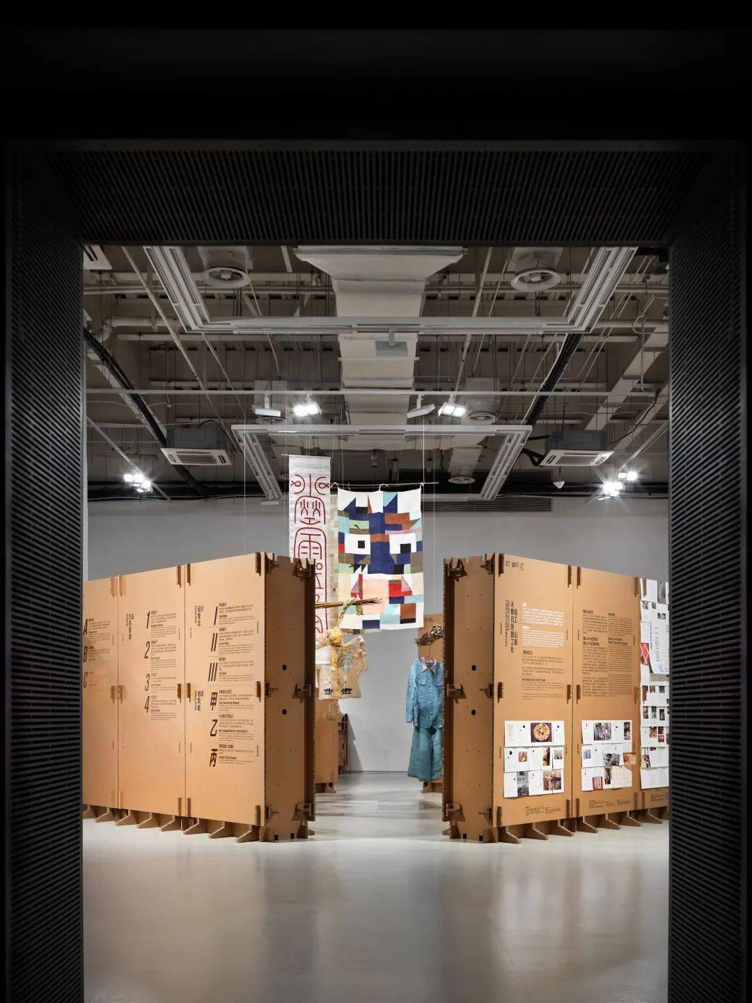 瓦楞纸板的榫卯组装,以“纸”营展 / 罗宇杰工作室_伟琦_空间_进行