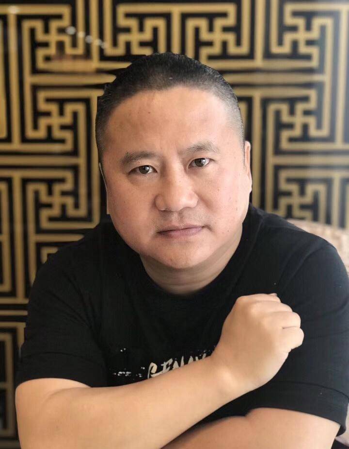 出身动作导演的陈冠龙曾在2007年担任电影《斗牛》的动作导演,该片