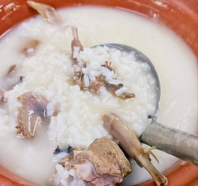 在广东的湛江一带就很流行吃鸽子粥,这边有一家专卖鸽子粥的夜宵店