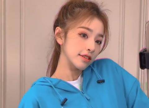 刘思瑶晒"马甲线"以证清白,不料却被变形的手抢镜,真诚一点不好吗