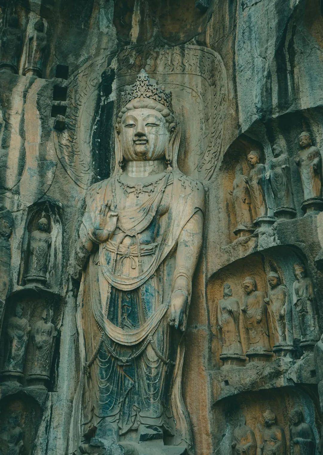 图为龙门石窟奉先寺▲ 图为龙门石窟奉先寺这些佛像形态各异,栩栩