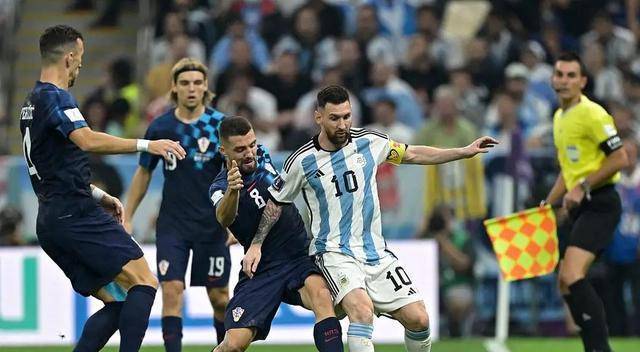 梅西传中！阿根廷3-0克罗地亚，晋级决赛！阿尔瓦雷斯梅开二度