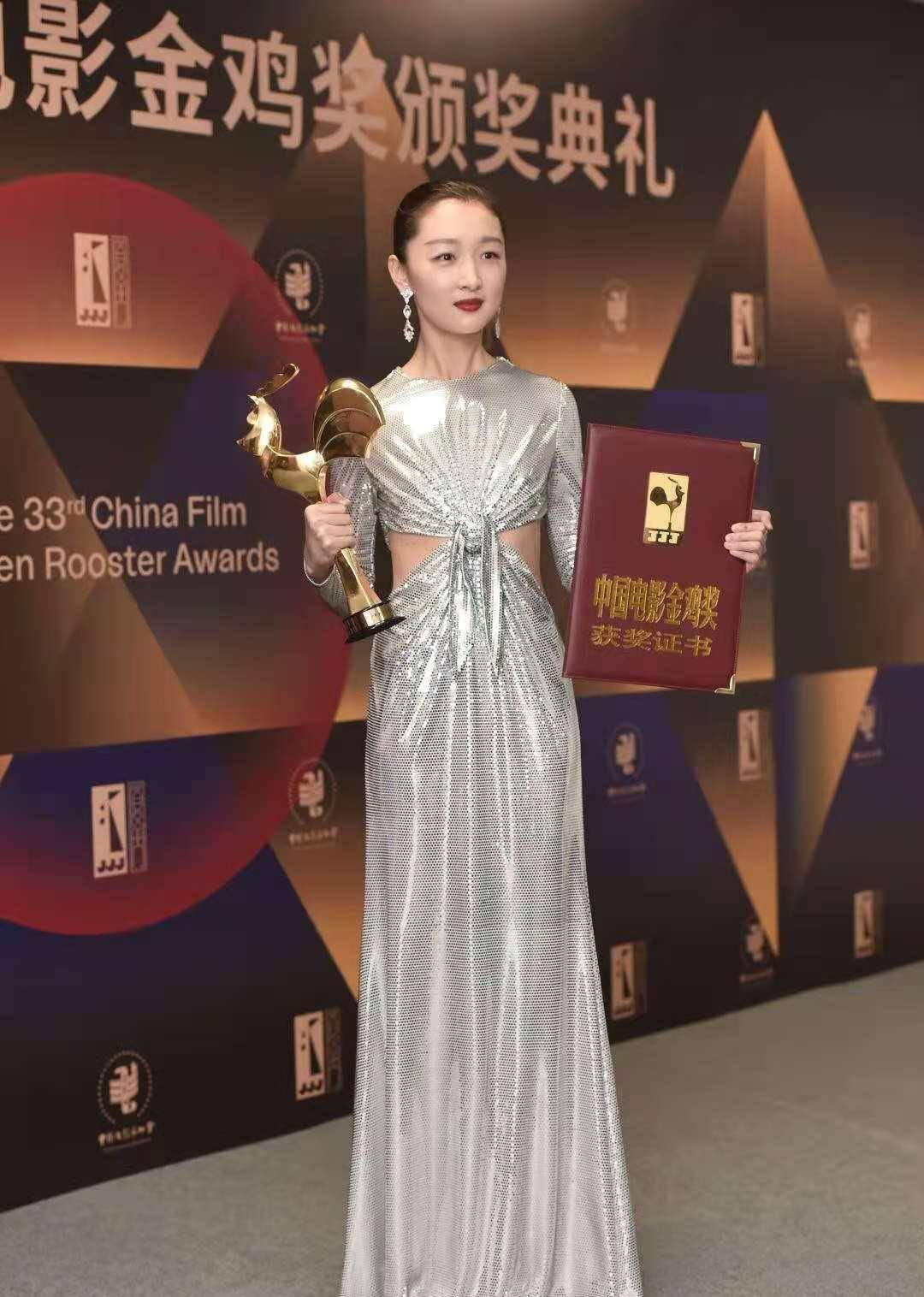 周冬雨夺得金鸡奖,成为章子怡,周迅之后最年轻的三金大满贯影后_五大