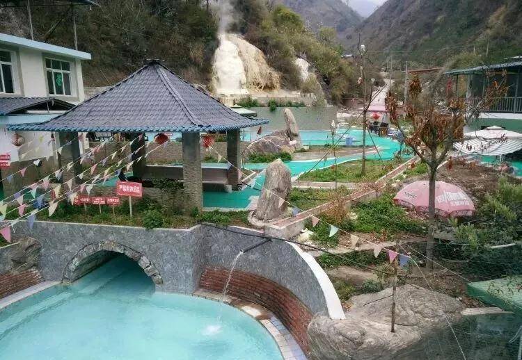 钙化的出水口看起来相当独特,和土耳其棉花堡有异曲同工之妙,拍几张网