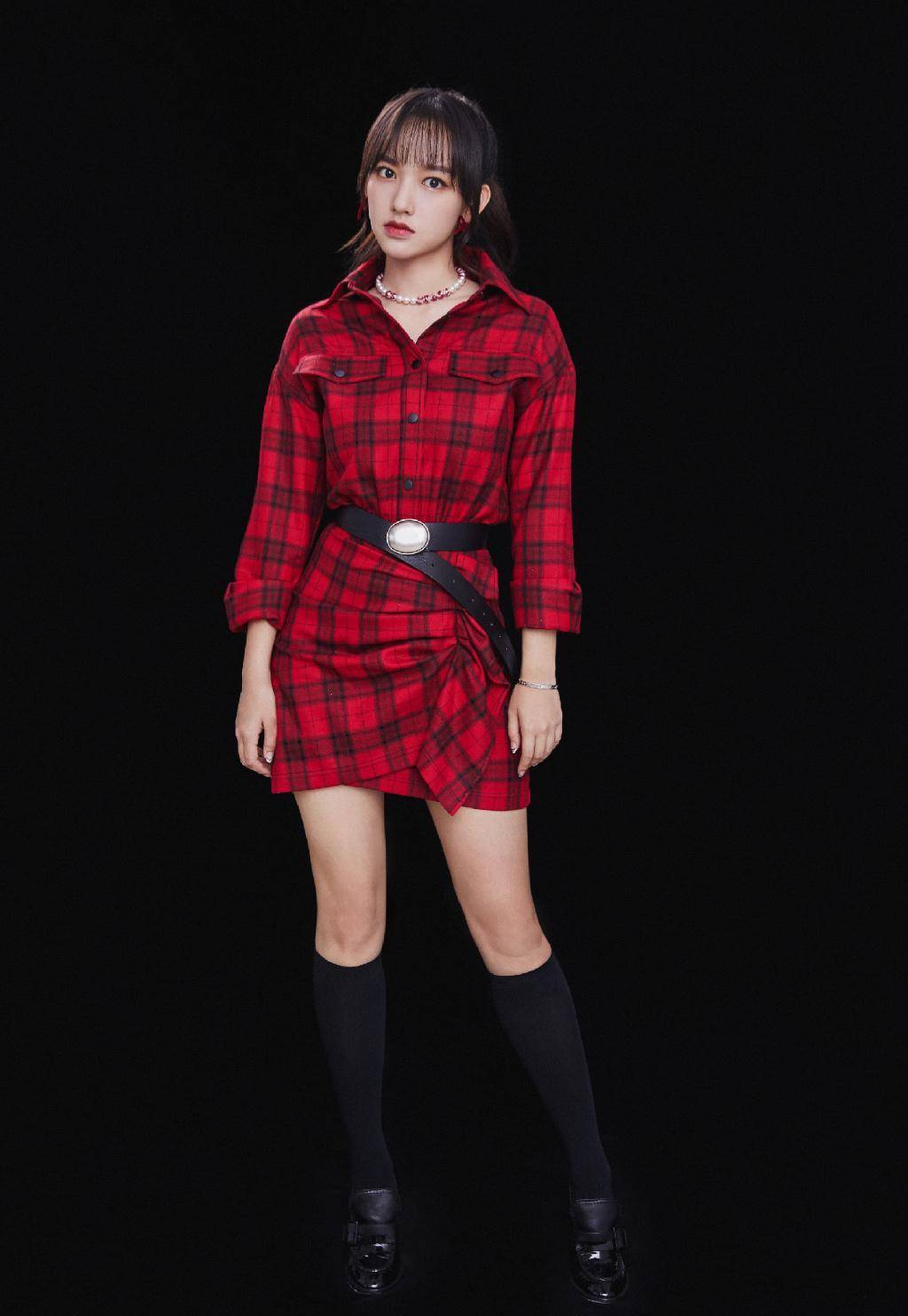 程潇修身上衣配百褶裙,"漫画腿"都没有了_黑色_时尚_宇宙少女