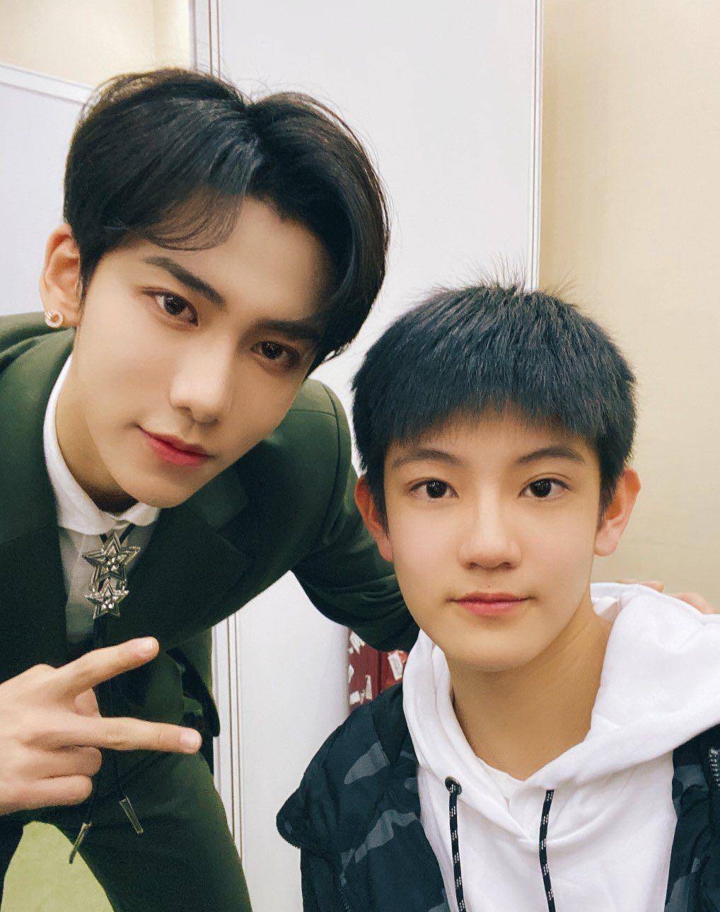 乐华娱乐16岁艺人张铭浩与20岁女生聊天记录曝光,时尚太大_事情_组合