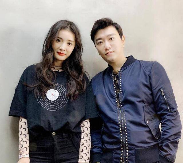 焦俊艳晒北影05级同学聚会合照,网友:杨幂和张小斐居然是同学?