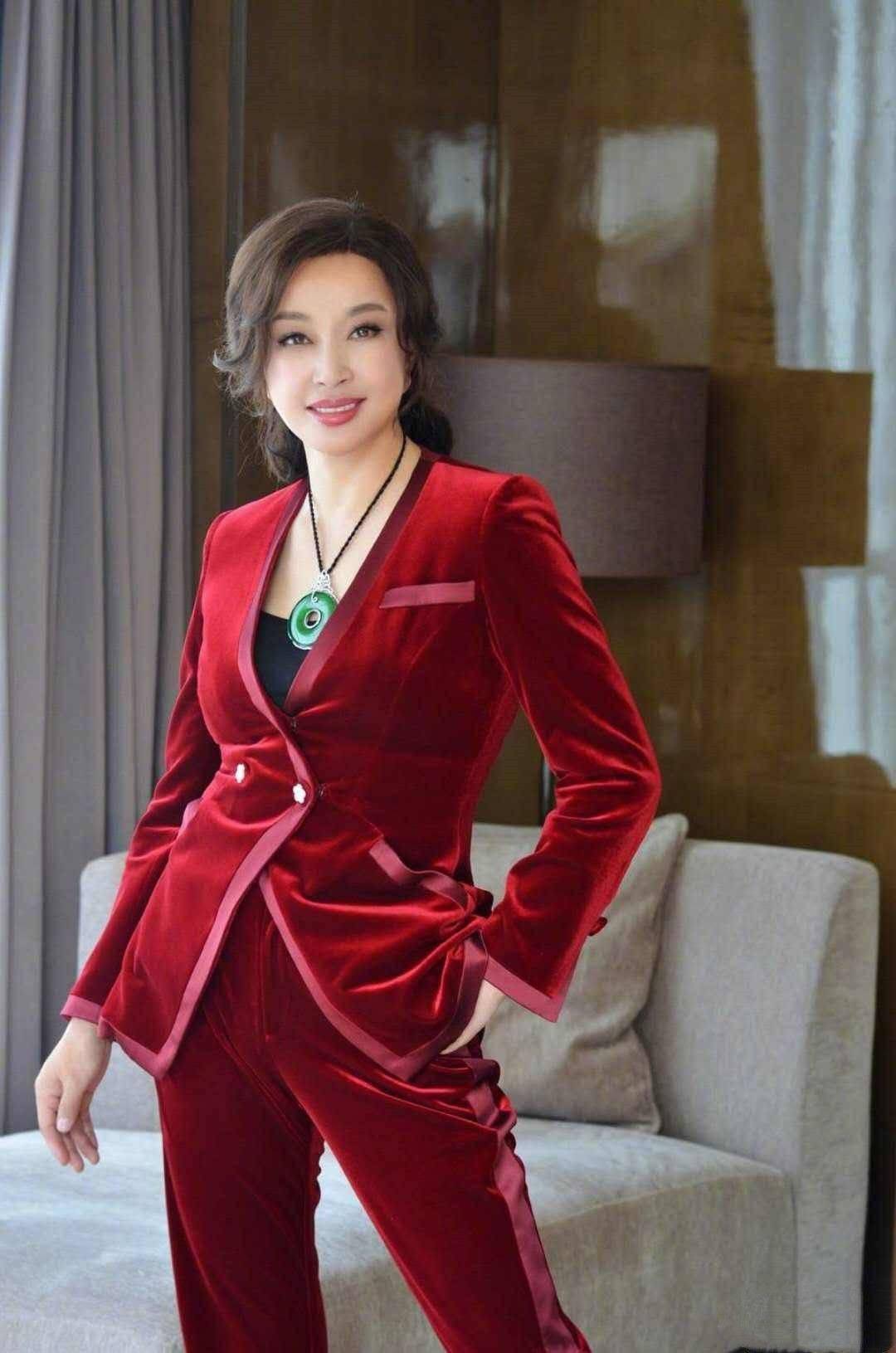 看完70岁刘晓庆的穿搭,我瞬间明白了:没有"老女人",只有不会穿搭的"懒