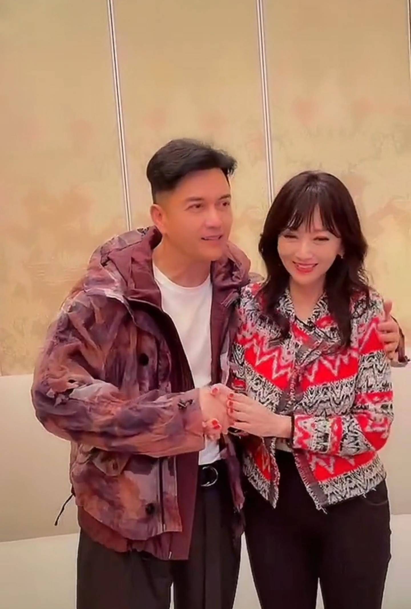 66岁赵雅芝与64岁吕良伟同框,美似20岁!被男方紧握双手表情羞涩