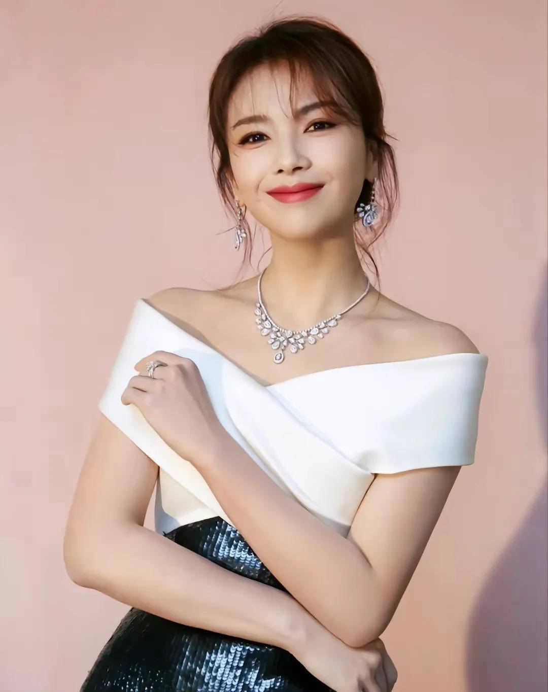 老太太抓住刘涛手,刘涛介绍道:我叫刘涛,我是个演员,平时喜欢年轻帅哥