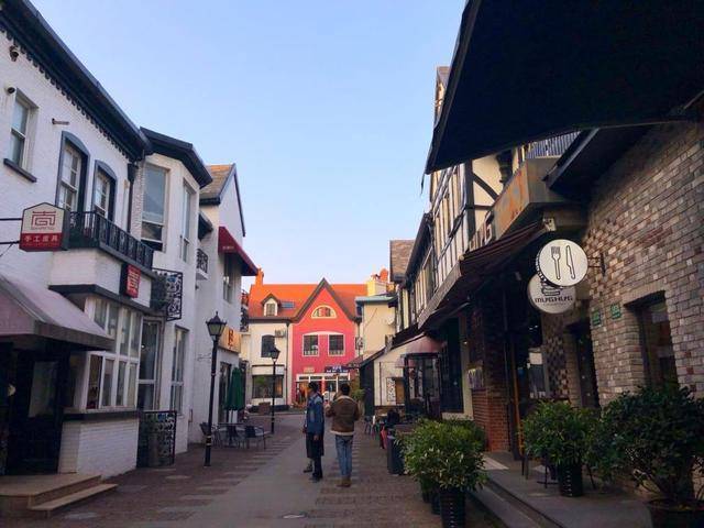 欧景小镇位于阿拉上海浦东临港,是一处极具摩洛哥风情的七彩小镇_建筑