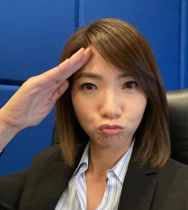 车婉婉分享与外籍老公嘴对嘴亲吻庆祝结婚9周年_儿子_夫妻俩_高龄