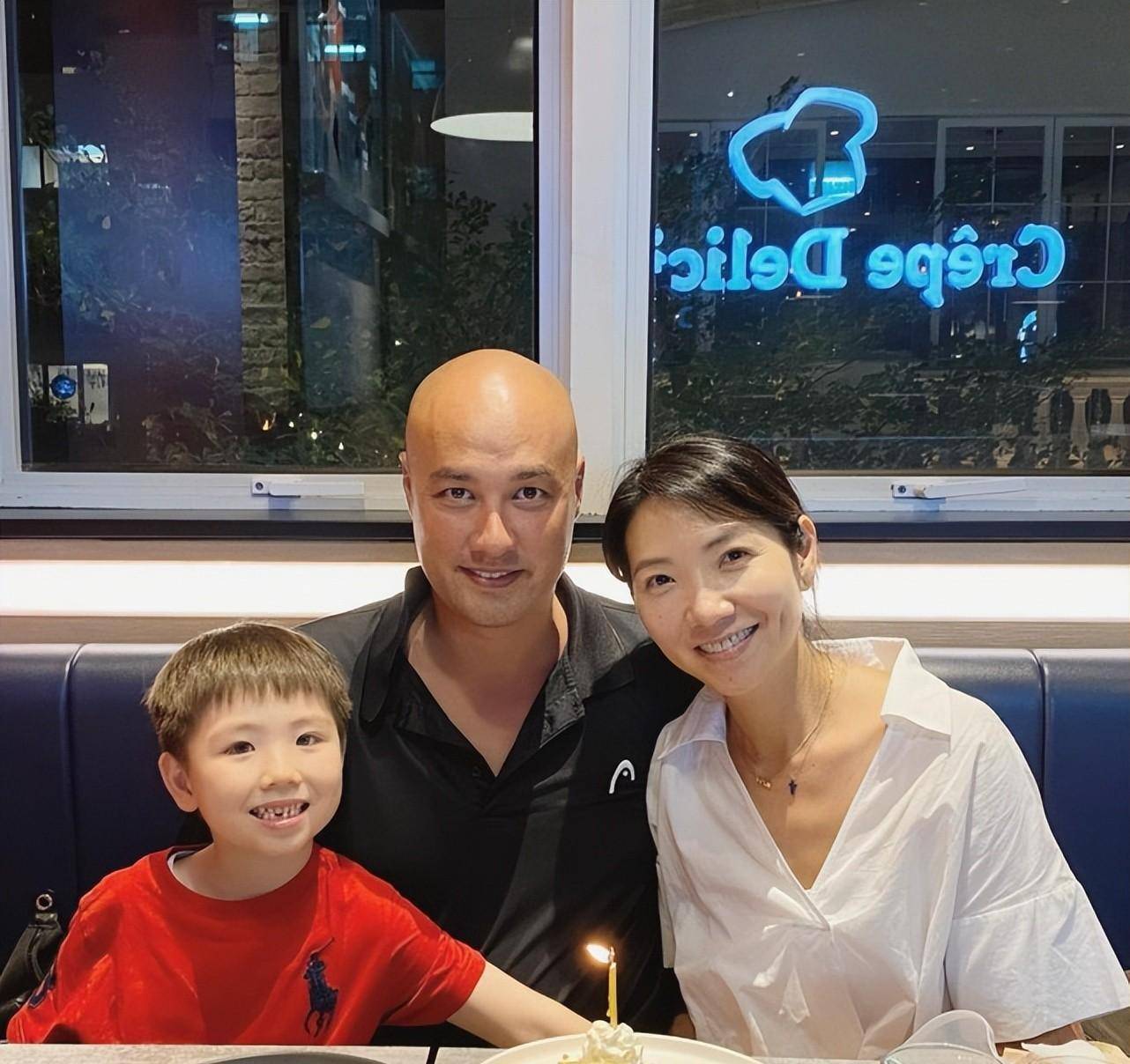 车婉婉分享与外籍老公嘴对嘴亲吻庆祝结婚9周年