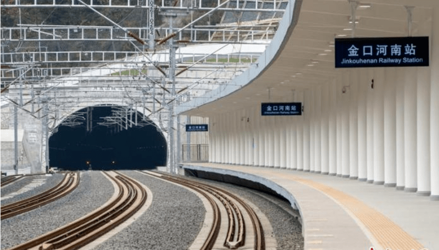 冕段起自峨眉站,经燕岗,乐山市沙湾,峨边,金口河,进入凉山州甘洛,越西