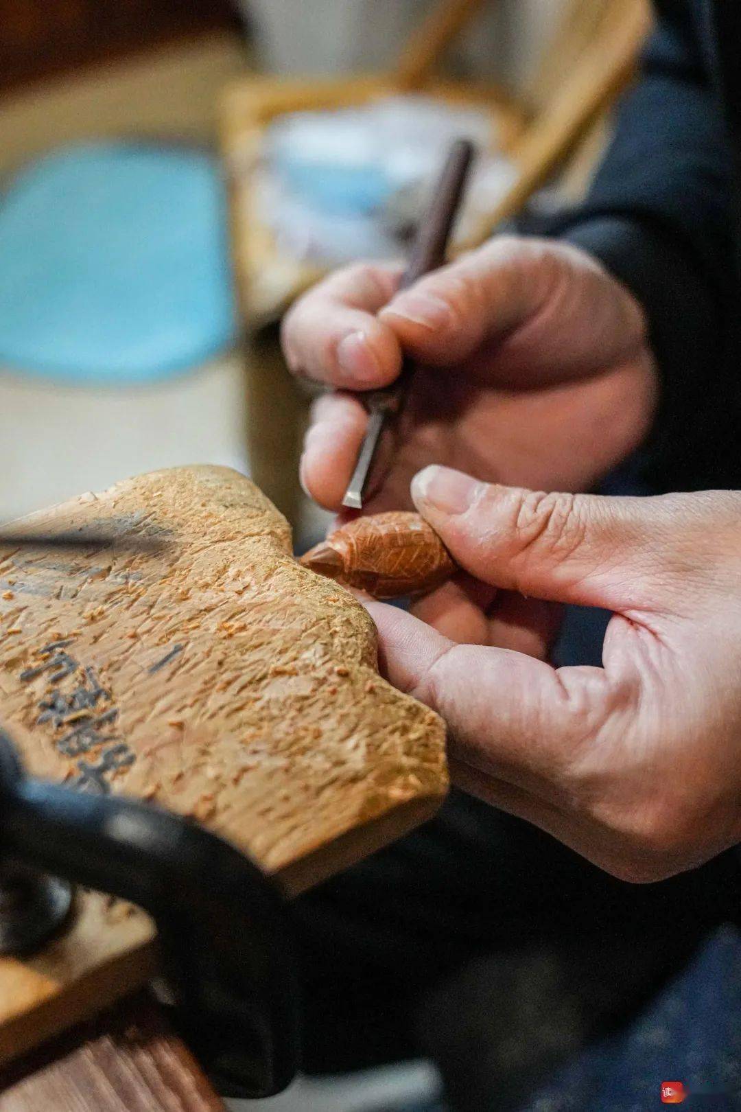 尽管现在电动刻刀能加快雕刻作品的速度,他也不常用,仍然坚持亲自一刀