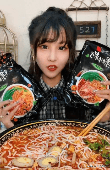 品牌商放视频,易烊千玺大口吃螺蛳粉_明星_因为_弟弟