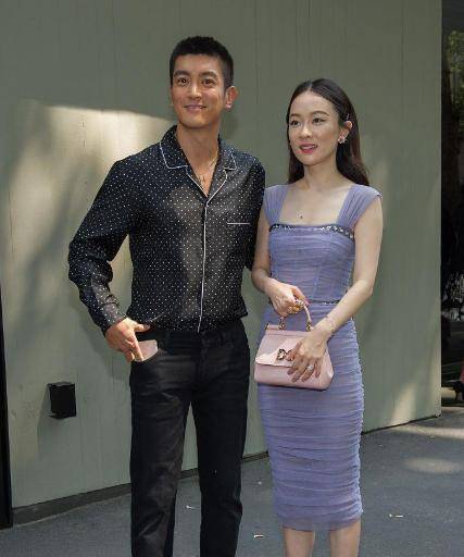 霍思燕深夜聚餐猛抽烟,40岁脸颊消瘦惹人忧,姿势老练毫不避讳_杜江