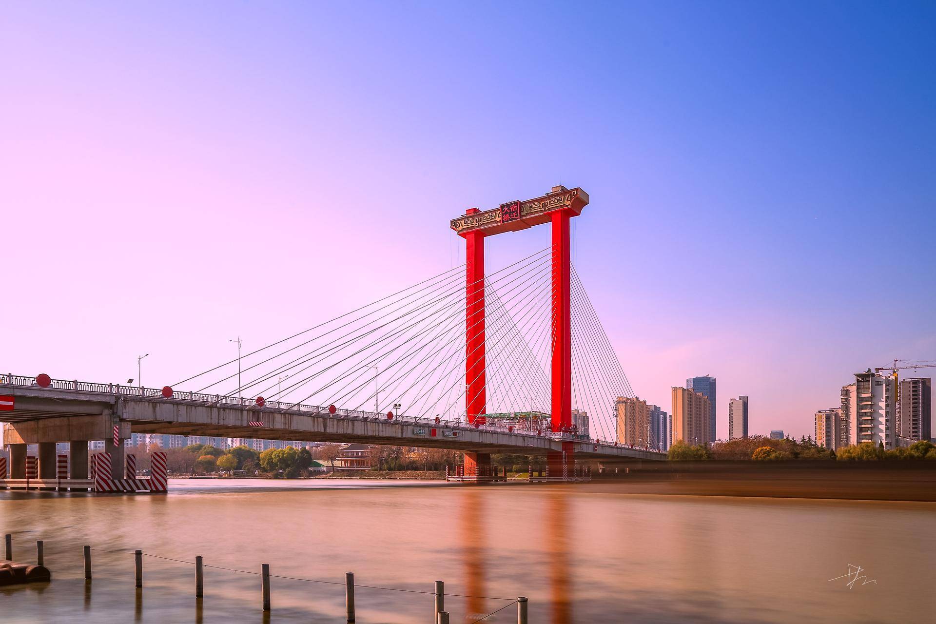 12/6202212月3日,宿迁运河一号桥正在进行桥梁主塔的漆面修饰施工.