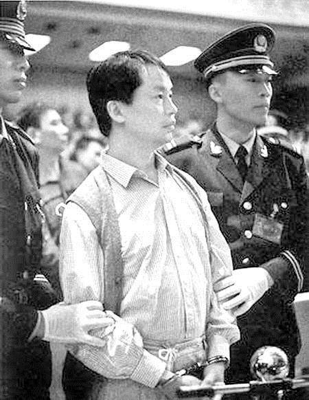 崩牙驹:澳门地下土皇帝,坐牢13年捡回一条命,因电影