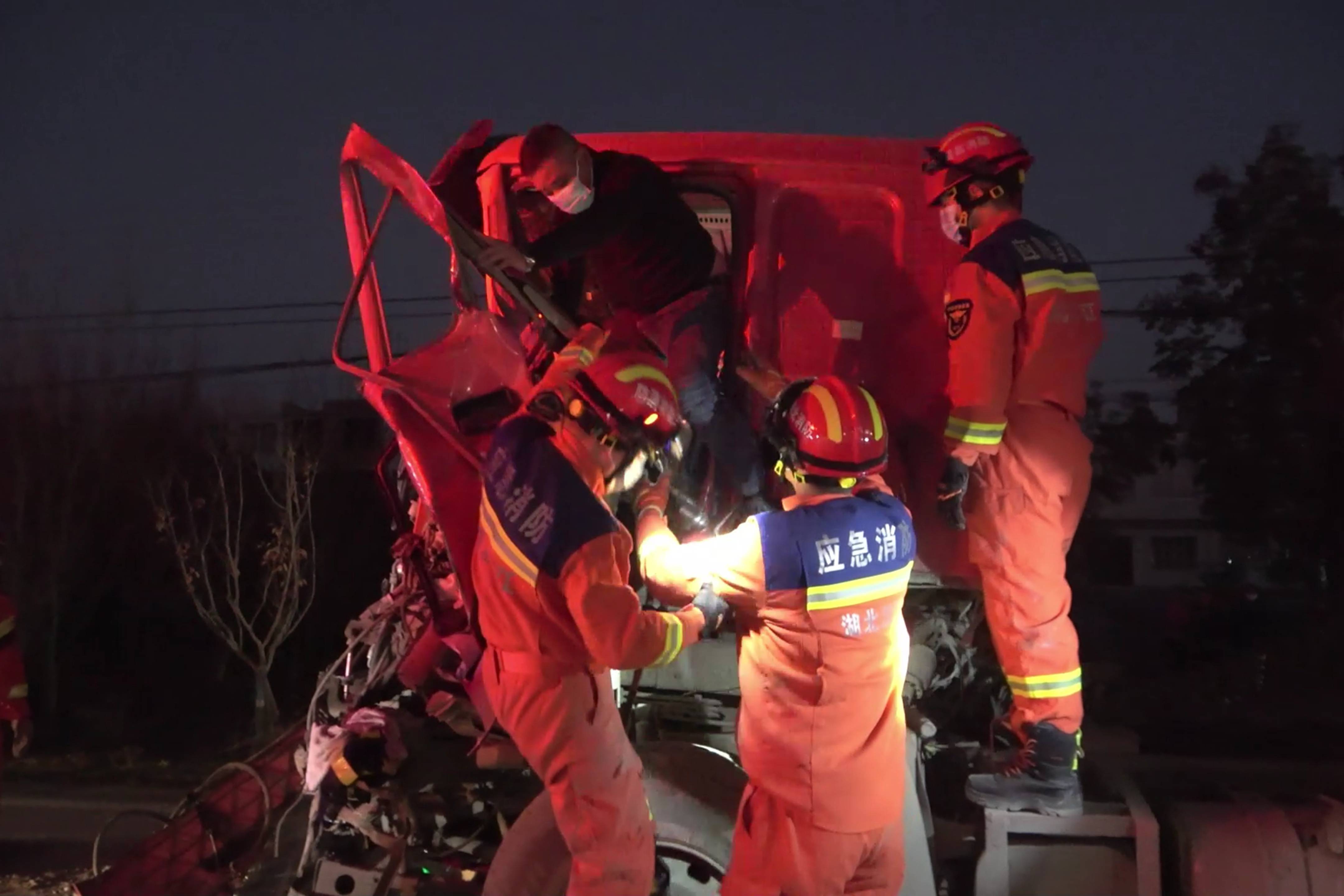 湖北天门:两半挂车凌晨追尾 消防紧急救援被困司机_驾驶室_脱困_零件