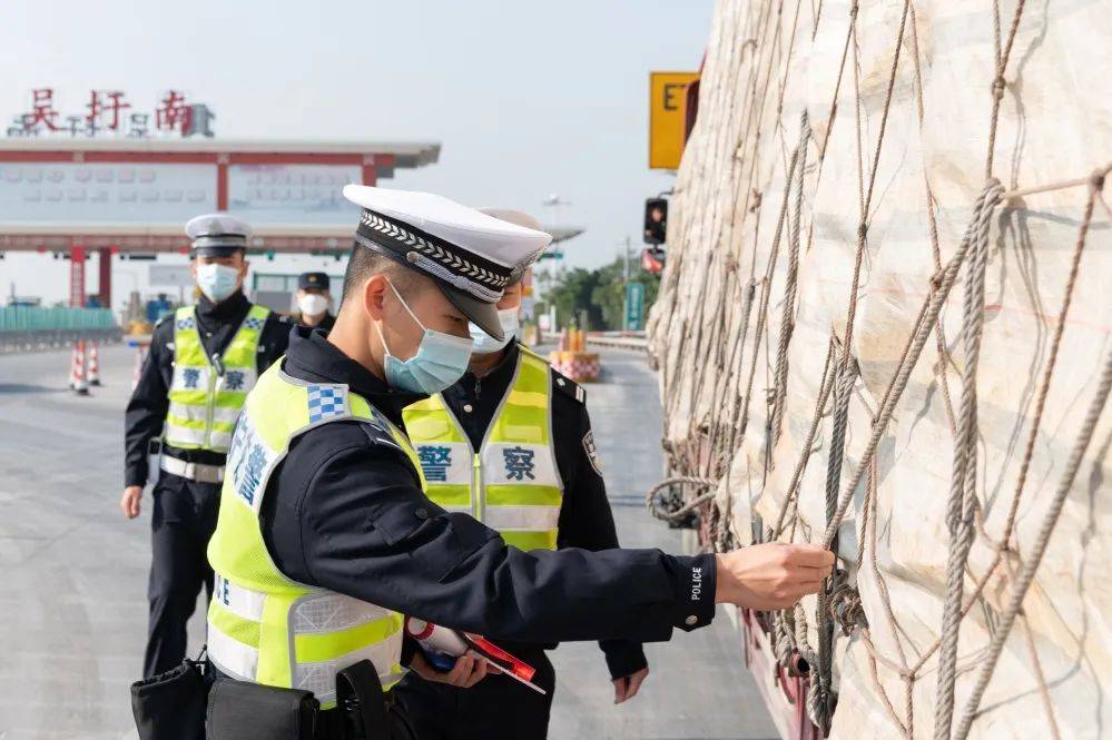 南宁交警严查严惩高速公路交通违法行为 | 华东中南片区冬季整治行动_车辆_车道_驾驶员