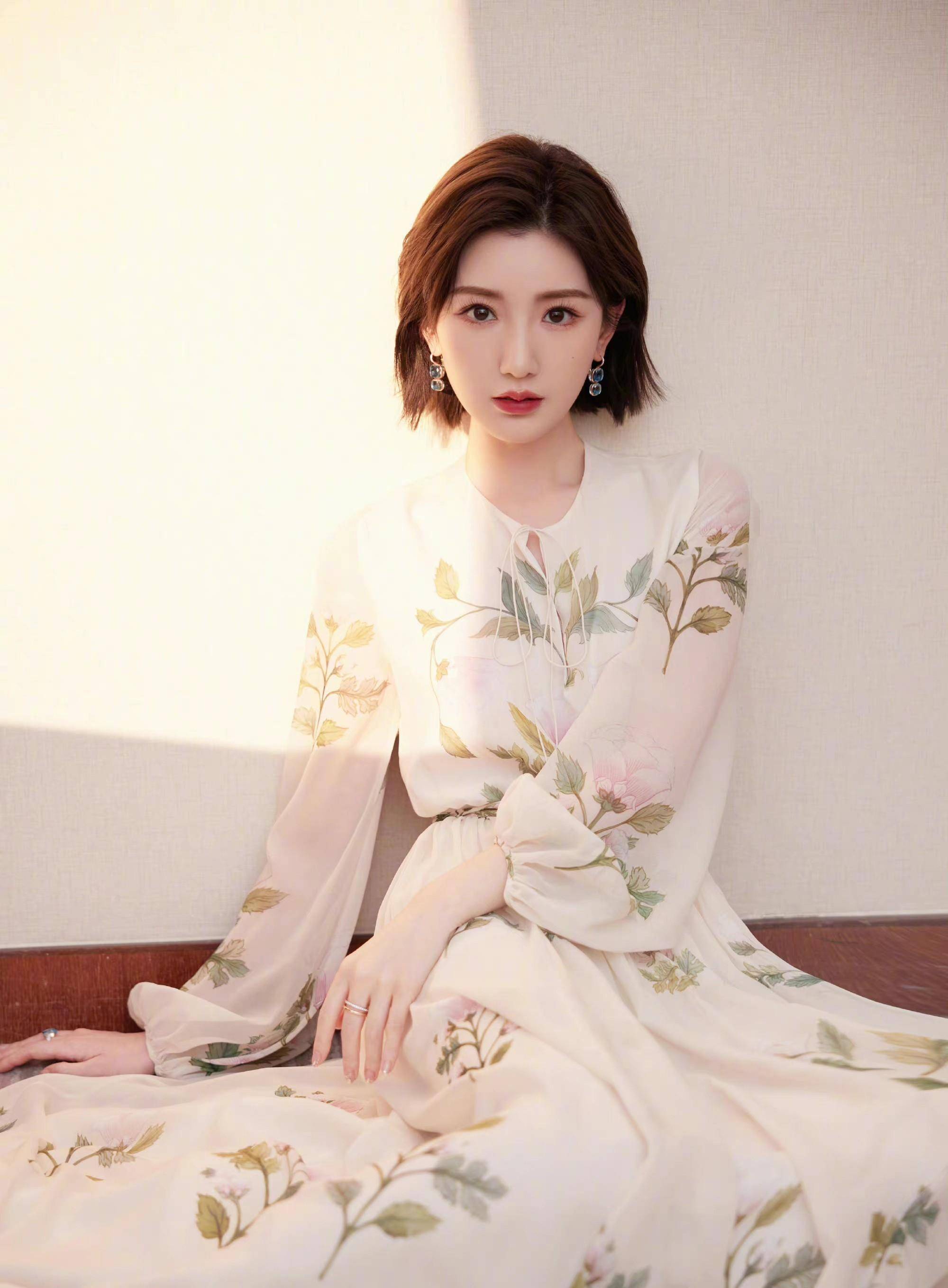 毛晓彤美上热搜,一袭白色花朵长裙清新淡雅,优雅又显气质_作品_身材