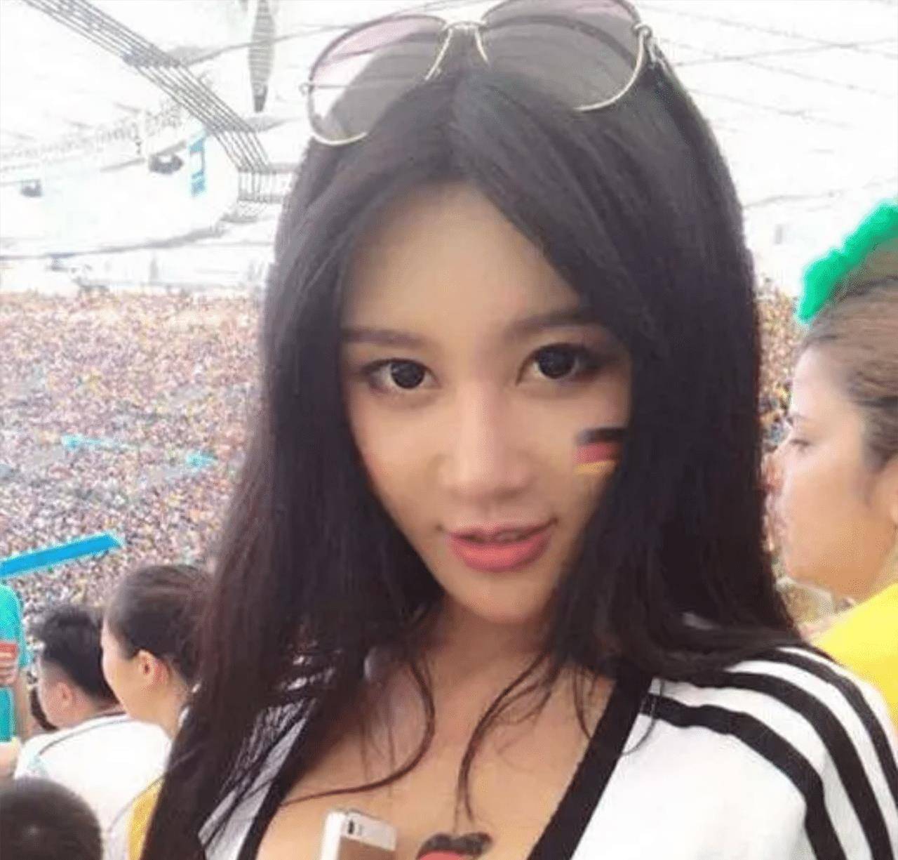 称为最美足球宝贝的樊玲,身材火辣长相甜美,曾经还出演过周润发的电影