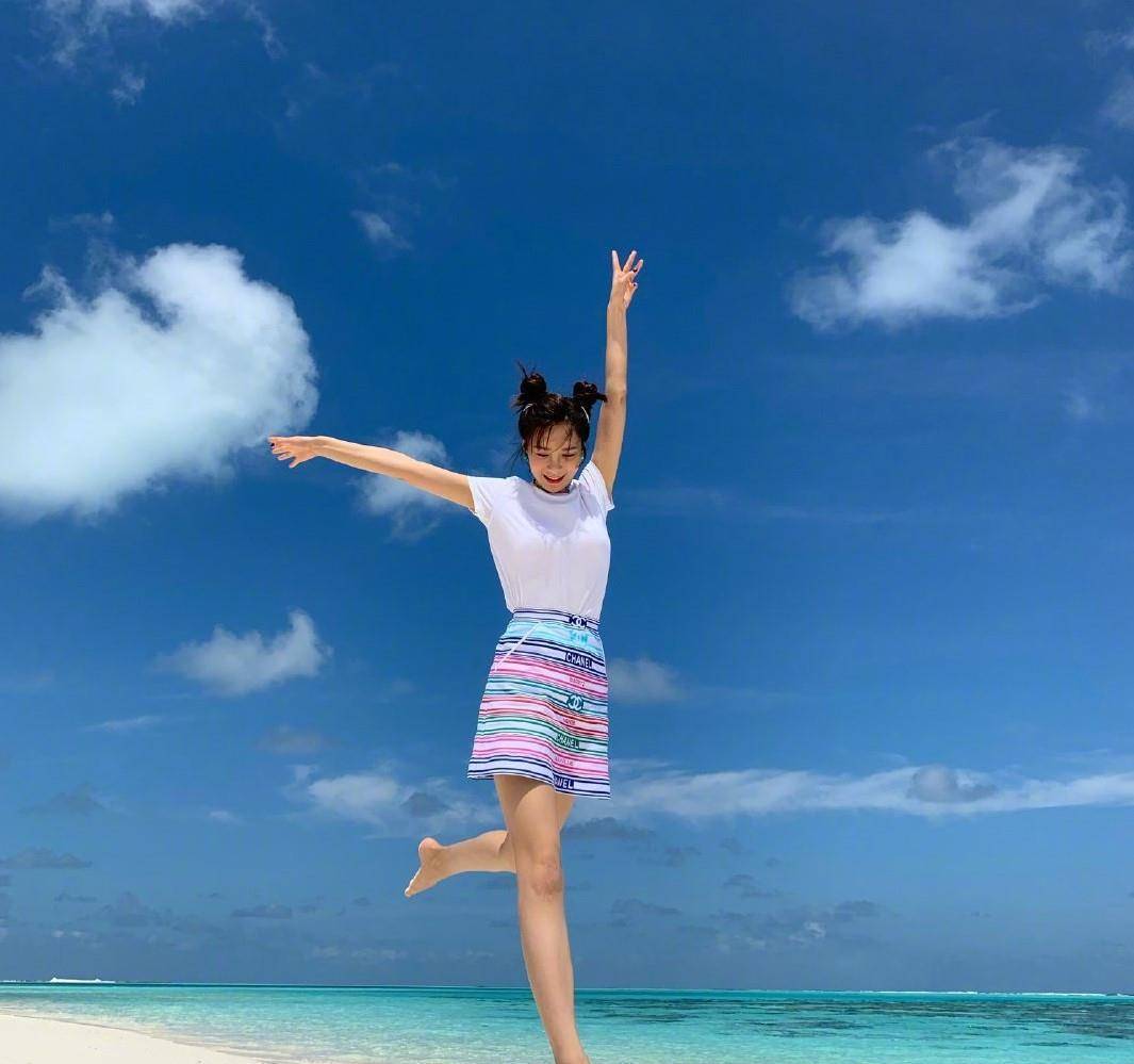 沈梦辰心情大好晒美照,不过照片p得这么严重,真不怕给自己招黑_泳衣