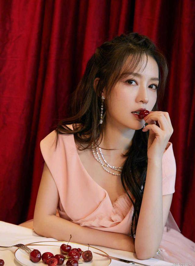 李沁粉红公主裙,不仅是勇敢的马摘星,还是人间芭比!_眼睛_殿下_长发