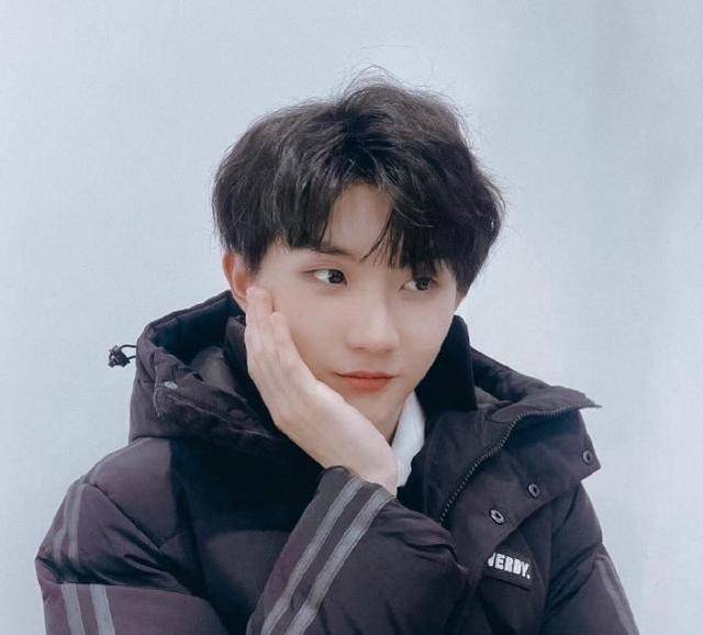 马嘉祺素颜照被疯传,卸掉浓妆失去滤镜,这才是18岁应该有的样子_时候