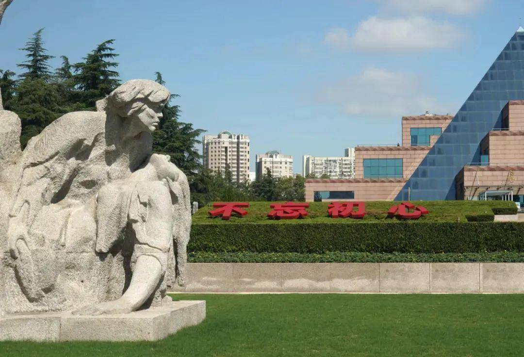 龙华烈士陵园的花草换上"新装"_修剪_养护_管理工作