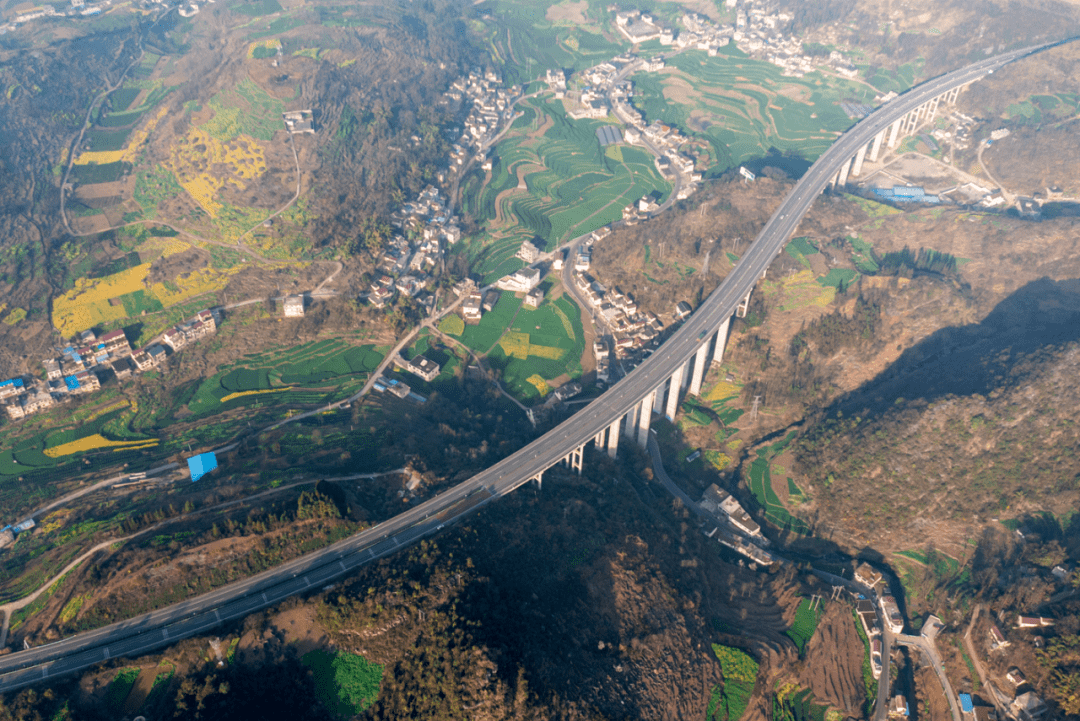 六盘水市交通建设抢抓发展机遇 实现"沟壑纵横"到"高速平原"蝶变_高速