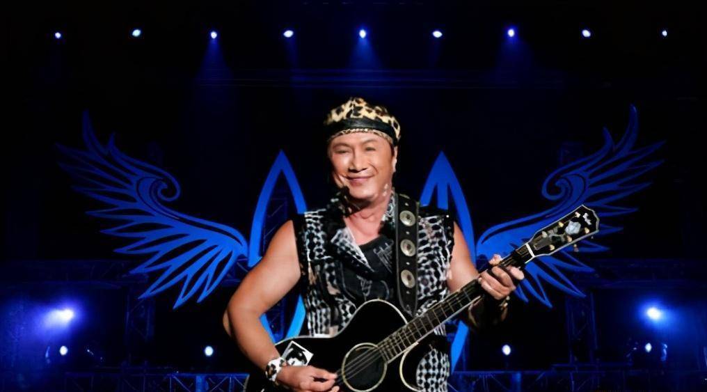 许冠杰在影坛的地位也非同一般,丝毫不比"双周一成"差.