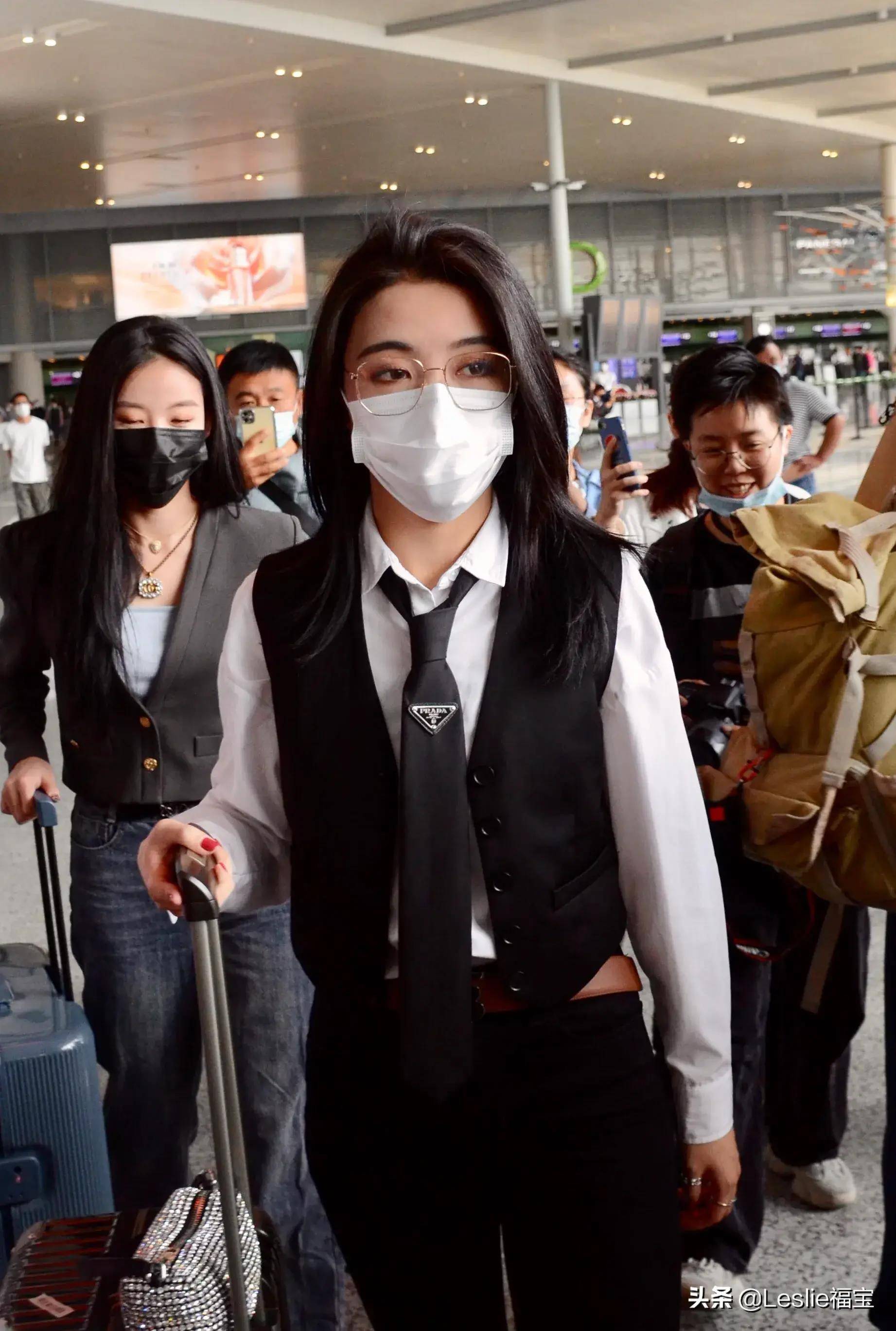 snh48女神孙芮,戴萌结伴现身机场 获大批粉丝送机_毕业_黑色_休闲