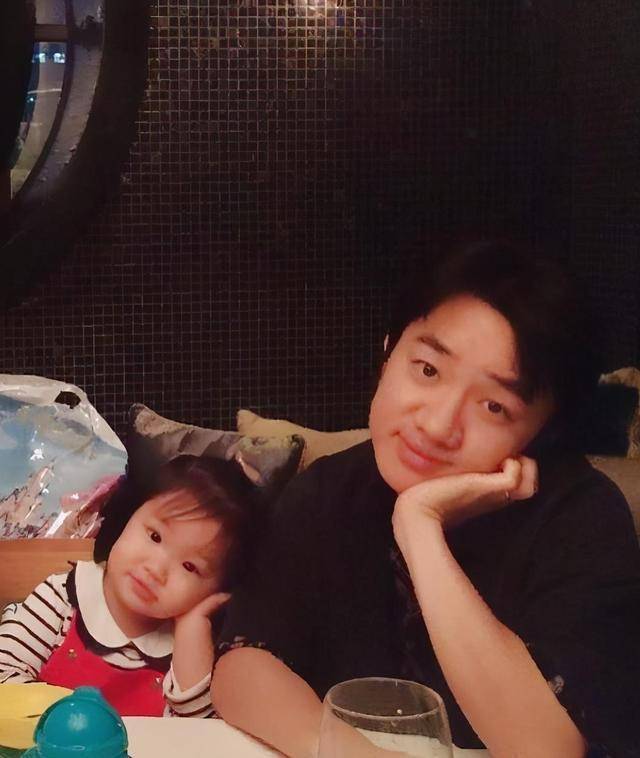 王祖蓝:一家三口一起期待二宝到来,王天韵这次要当姐姐啦_李亚男_向