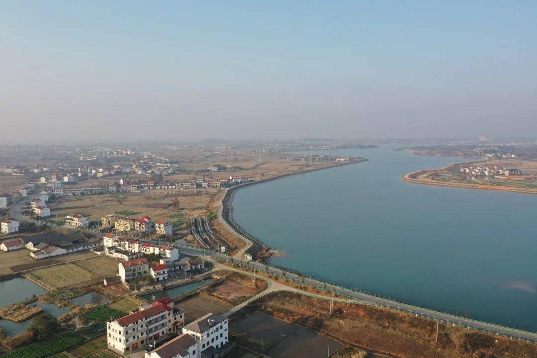 走进南昌县三江镇汗塘下湾,村前门楼对联告诉人们这里是出过大人物的