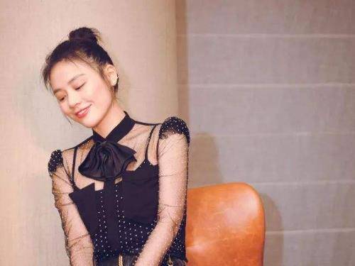 马思纯与蜡像合照,对比蜡像身材胖一圈,网友:她这是充钱了吧?