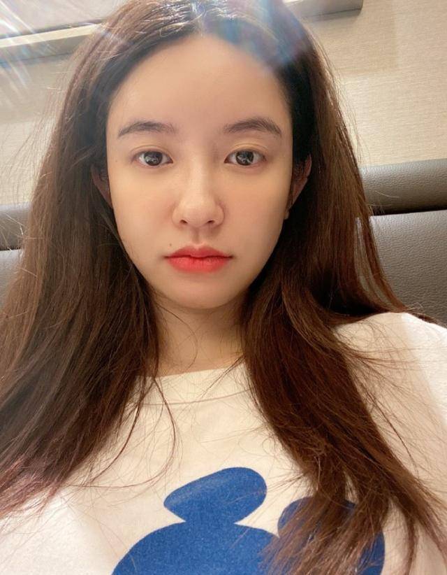 张大奕素颜戴眼罩忙工作,比划剪刀手嘟嘴卖萌,手托腮超自信!