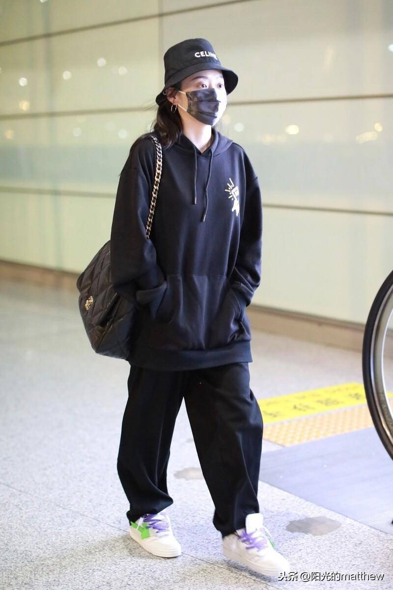 张靓颖机场街拍,黑色帽衫off white球鞋引来粉丝围观_北京_手袋